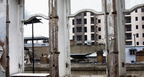 Вид из окна сносимого дома на новостройку в центре Баку. Март 2012 г. Фото Азиза Каримова для "Кавказского узла"