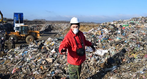 Эколог Евгений Витишко на Белореченском полигоне. Фото Андрея Рудомахи