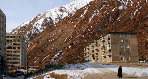 Посёлок Нейтрино, здание общежития (справа). Фото Людмилы Маратовой для "Кавказского узла"
