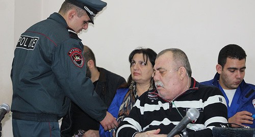 Манвел Григорян (в центре) во время заседания суда. Фото Тиграна Петросяна для "Кавказского узла"