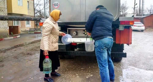 Жители Кизляра набирают привозную  воду. 17 января 2020 г. Фото Расула Магомедова для «Кавказского узла»