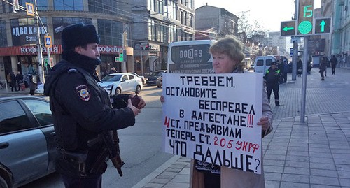 Елена Барзукаева на одиночном пикете в поддержку своего задержанного сына. 27 января 2020 год. Фото Расула Магомедова для "Кавказского узла"