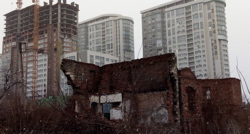 Сгоревший дом в Чувашском переулке на фоне строящихся многоэтажек, 5 февраля 2020 года. Фото Константина Волгина для "Кавказского узла"
