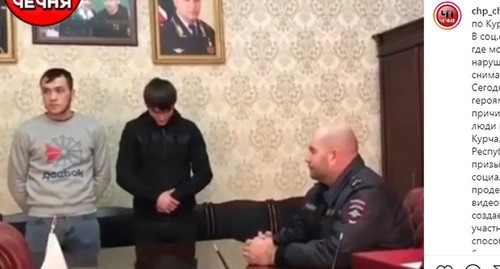 В Курчалоевском отделе полиции вслед за задержанными за употребление алкоголя отчитали героев видеоролика об опасном вождении автомобиля. Стоп-кадр видео в Instagram https://www.instagram.com/p/B8O7NivlWjc/