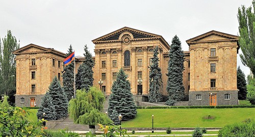 Парламент Армении. Фото: Marcin Konsek / Wikimedia Commons