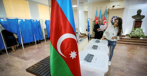На избирательном участке в Баку. Фото: REUTERS/Aziz Karimov