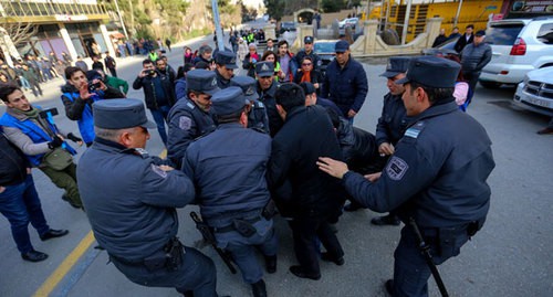 Силовики задерживают участника акции протеста в Баку. 16 февраля 2020 года. Фото Азиза Каримова для "Кавказского узла".