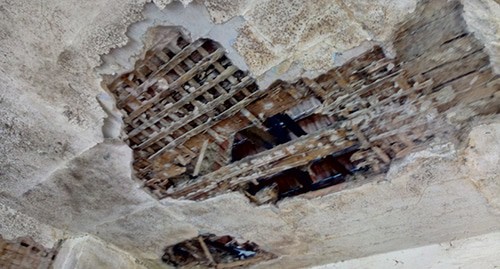 Потолок в одном из домов в селе Совхозное. Фото Людмилы Маратовой для "Кавказского узла"