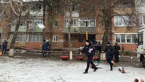 Спасатели у дома в Азове, где 22 февраля 2020 года взорвался газ. Фото пресс-службы МЧС по Ростовской области, https://www.instagram.com/p/B83XanCo_rJ/