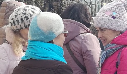 Свидетели Иеговы* тепло приветствуют друг друга у здания суда. Волгоград, 21 февраля 2020 года. Фото Татьяны Филимоновой для "Кавказского узла".
