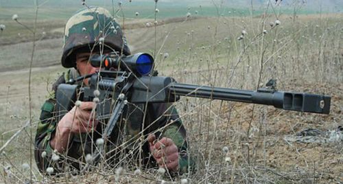 Снайпер на позициях Армии обороны Нагорного Карабаха. Фото: Пресс-служба МО Армении http://nkrmil.am