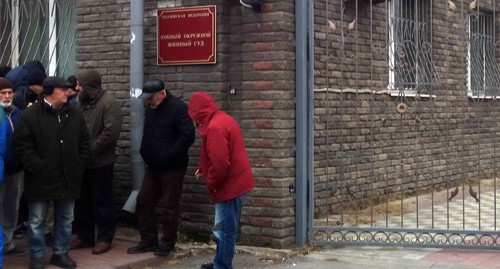 Посетители у ворот Южного окружного военного суда. Фото Константина Волгина для "Кавказского узла"
