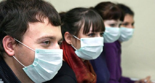 Молодые люди носят медицинские маски для профилактики гриппа. Фото http://pikadmin.ru/