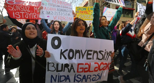 На акции феминисток в Баку развернут плакат: "Эта Конвенция (Стамбульская) придет сюда – и восклицательный знак". Фото Азиз Каримов для "Кавказского узла".