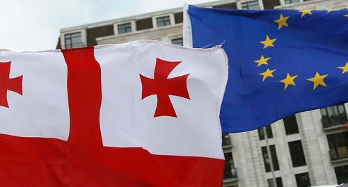 Флаги Грузии и Евросоюза. Фото:  REUTERS/David Mdzinarishvili