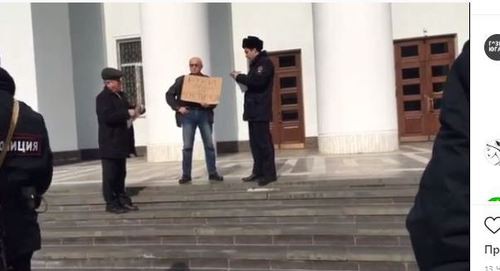 Силовики задержали двух активистов, проводивших у здания парламента Кабардино-Балкарии одиночные пикеты против поправок в Конституцию. Стоп-кадр видео Instagram https://www.instagram.com/p/B9oFM_EIVeu/