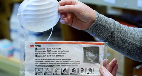 Медицинская маска с инструкцией. Фото: REUTERS/George Frey