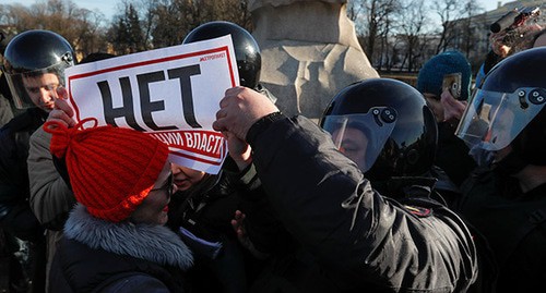 Сотрудники полиции задерживают активиста, выступающего против принятия поправок к Конституции России. Март 2020 г. Фото: REUTERS/Anton Vaganov
