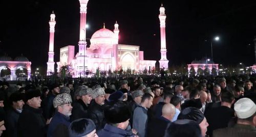 Верующие во время мероприятий, посвященных дню рождения пророка Мухаммада в Шали. Фото: пресс-служба главы и правительства Чеченской Республики. http://chechnya.gov.ru/