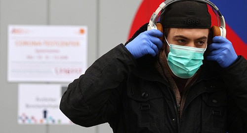 Человек в медицинской маске. Фото: REUTERS/Kai Pfaffenbach