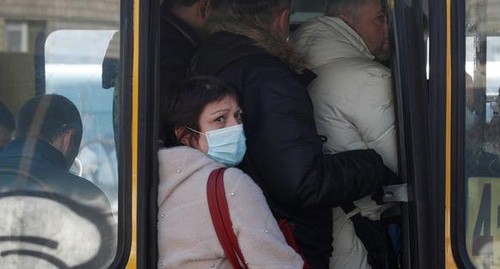 Женщина в медицинской  маске. Фото REUTERS/Valentyn Ogirenko