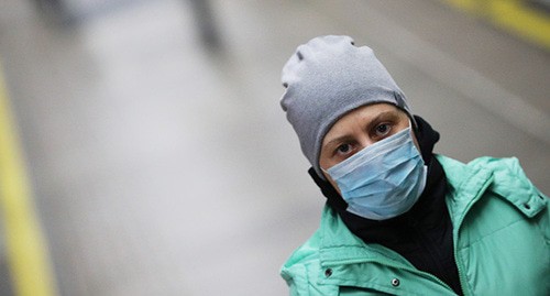 Девушка в медицинской маске в общественном месте. Фото: REUTERS/Hannah McKay