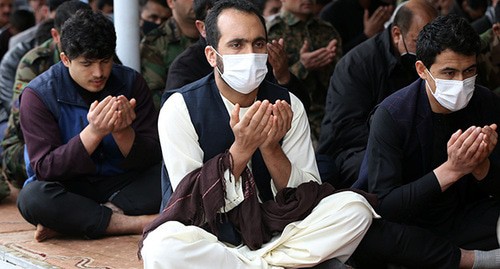 Верующие в медицинских масках во время молитвы. Афганистан, март 2020 года. Фото: REUTERS/Omar Sobhani