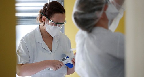 Медицинские сотрудники в защитных масках. Франция, март 2020 года. Фото: REUTERS/Stephane Mahe