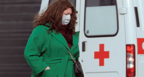 Женщина в медицинской маске. Фото:   REUTERS/Tatyana Makeyeva