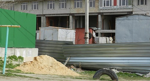 Стройка обнесена забором. Фото Татьяны Филимоновой для "Кавказского узла"