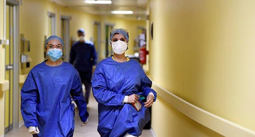 Медицинские работники в защитных масках. Фото: REUTERS/Flavio Lo Scalzo