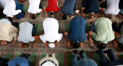 Мусульмане во время молитвы. Фото Азиза Каримова для "Кавказского узла"