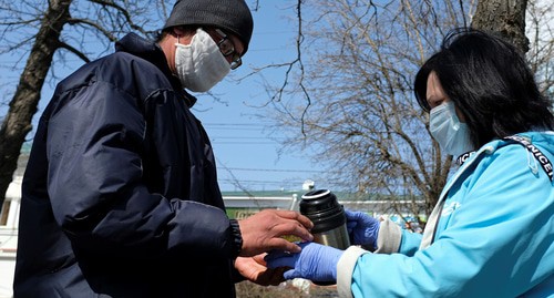 волонтер  в Ставрополе, Россия, 29 марта 2020 года. Волонтеры шьют защитные маски и готовят еду на дому для бездомных и нуждающихся людей, проживающих в регионе. REUTERS/Эдуард Корниенко