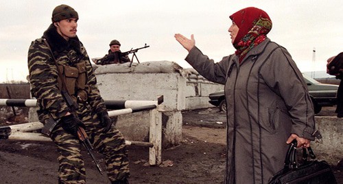 Чеченская женщина общается с солдатом. Грозный, февраль 2000 года. Фото: REUTERS/Vasiliy Fedosenko