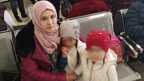 Эльмира Кенжибулатова с детьми в аэропорту. Фото Расула Кенжибулатова