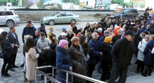 Близкие и соверующие дагестанских Свидетелей Иеговы* начинают собираться около кассационного суда в Пятигорске. 26 февраля 2020 года. Фото Суат Абдуллаевой, предоставлено "Кавказскому узлу" автором снимка.