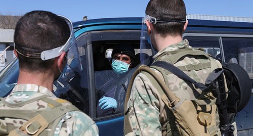 Грузинские военнослужащие беседуют с водителем на контрольно-пропускном пункте. Грузия, март 2020 г. Фото: REUTERS/Irakli Gedenidze