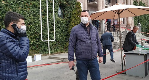 Мужчины в защитных масках возле избирательного участка в Ереване. 31 марта 2020 г. Фото Армине Мартиросян для "Кавказского узла"