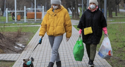 Женщины на улице города  во время карантина по коронавирусной болезни (COVID-19). Россия, 2 апреля 2020 года. Фото  REUTERS / Татьяна Макеева