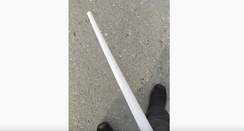 Белая труба в руках силовика. Скриншот видео https://www.youtube.com/watch?v=wUka2FLu1DU