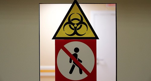 Предупреждающий знак на палате, где находятся пациенты с коронавирусом. Россия, 3 апреля 2020 г. Фото: REUTERS/Maxim Shemetov
