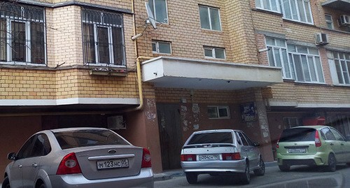 Дом по улице Юсупа Акаева, 27 "а" в Махачкале, жильцы одного из подъездов которого помещены на карантин. 1 апреля 2020 г. Фото Расула Магомедова для "Кавказского узла"