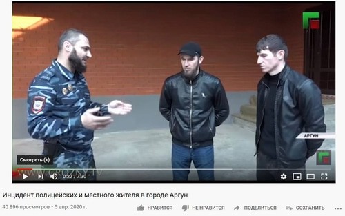Представитель полиции Аргуна проводит беседу с избитым силовиками Исламом Тулаевым и его братом. Стоп-кадр видеорепортажа, опубликованного на странице ЧГТРК "Грозный" в YouTube.