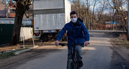 Молодой человек в медицинской маске на улице во время карантина. Фото Нины Тумановой для "Кавказского узла"