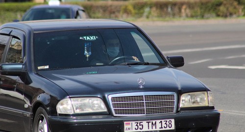 Водитель в маске на улице Еревана. Фото Тиграна Петросяна для "Кавказского узла"
