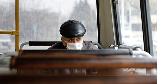 Мужчина в защитной маске едет в общественном транспорте. Ставрополь, апрель 2020 г. Фото: REUTERS/Eduard Korniyenko