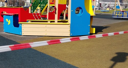 Ограждающая лента на детской площадке. Фото Нины Тумановой для "Кавказского узла"  