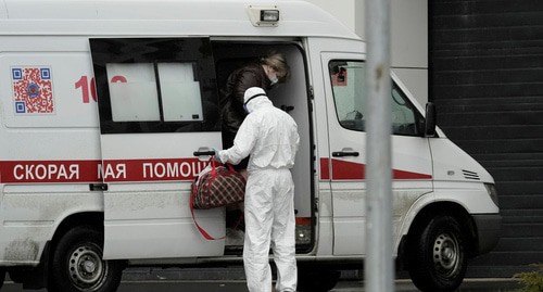 Врач с пациентом возле машины скорой помощи. Россия, апрель 2020 г. Фото: REUTERS/Tatyana Makeyeva