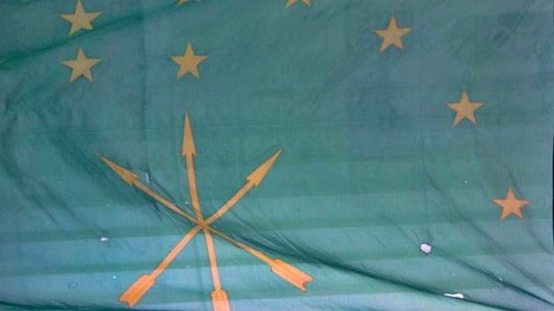 Флаг адыгских добровольцев, представленный в Малом выставочном зале Национального музея Кабардино-Балкарии. Фото Людмилы Маратовой для "Кавказского узла"
