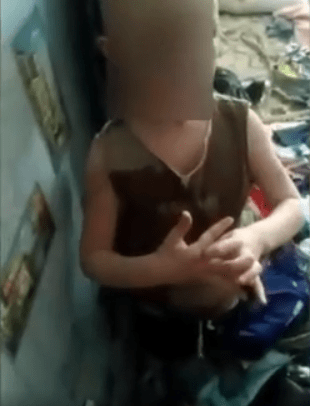 Ребенок, которого, по версии следствия, избивала мать. Стоп-кадр видео https://ok.ru/video/1483245947588